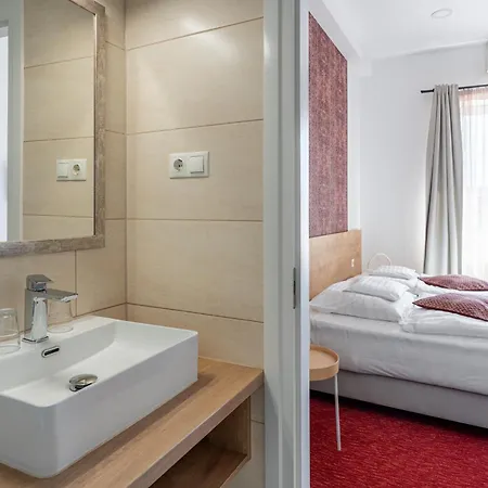 Oazis Hotel*** 호텔 나지카니자