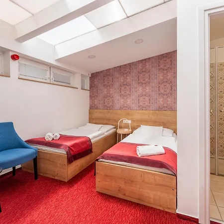 Oazis Hotel*** 나지카니자