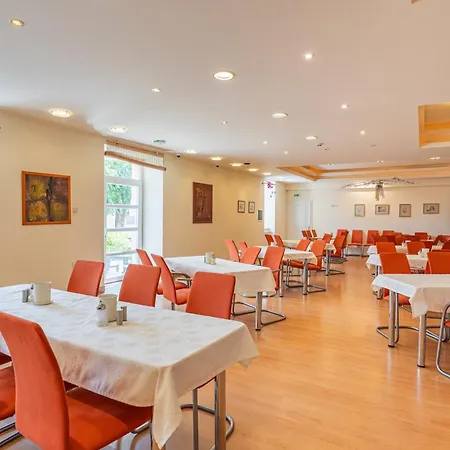 מלון Oazis Hotel***