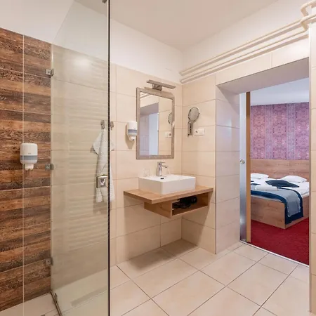 מלון Oazis Hotel*** 3*